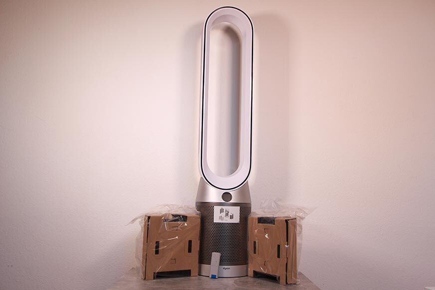 Der Lieferumfang besteht aus Dyson Purifier Cool Autoreact Luftreiniger, der Fernbedienung und 2 Mail 180° HEPA- und Aktivkohlefiltern